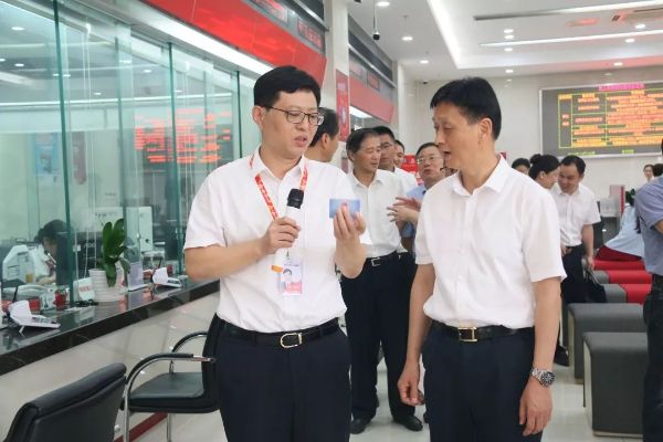 市人大常委会党组书记、主任张雪纯（右）了解业务情况